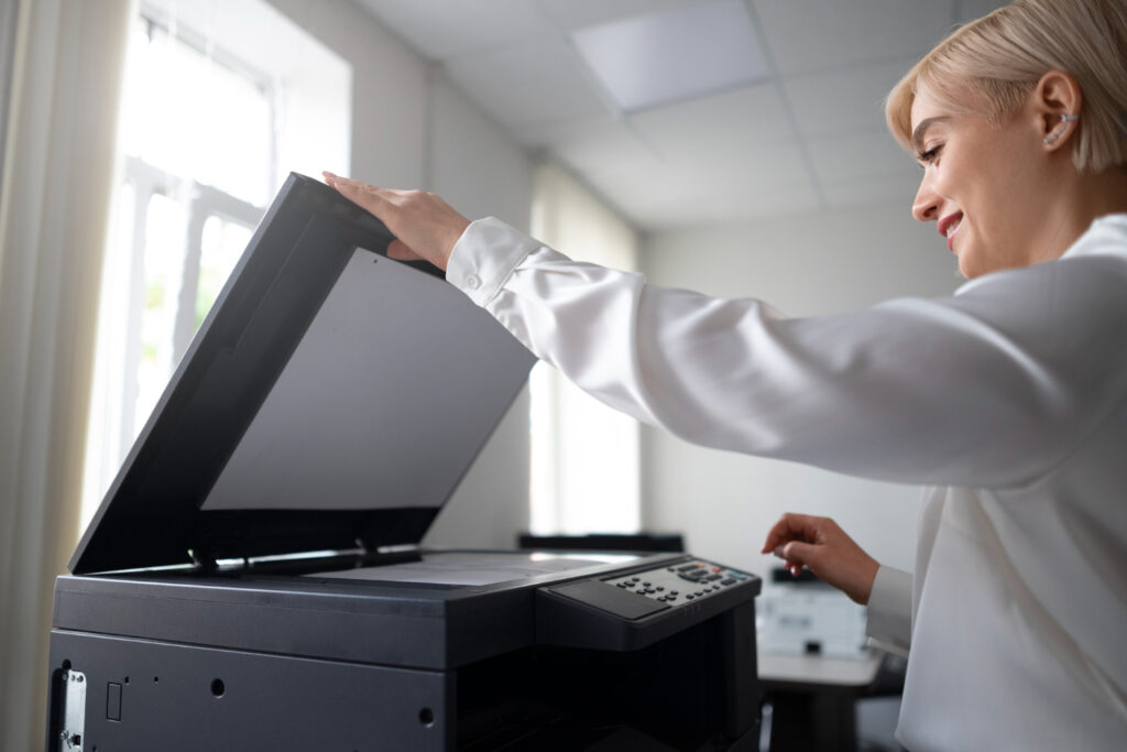 femme blonde utilisant un photocopieur