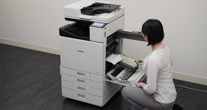 femme réparant un photocopieur bourré